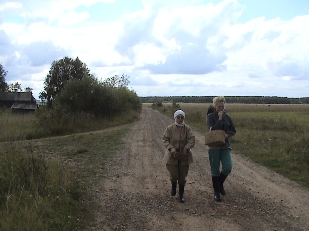Bild från 2006. På väg att plocka svamp med min moster i en avlägsen rysk by