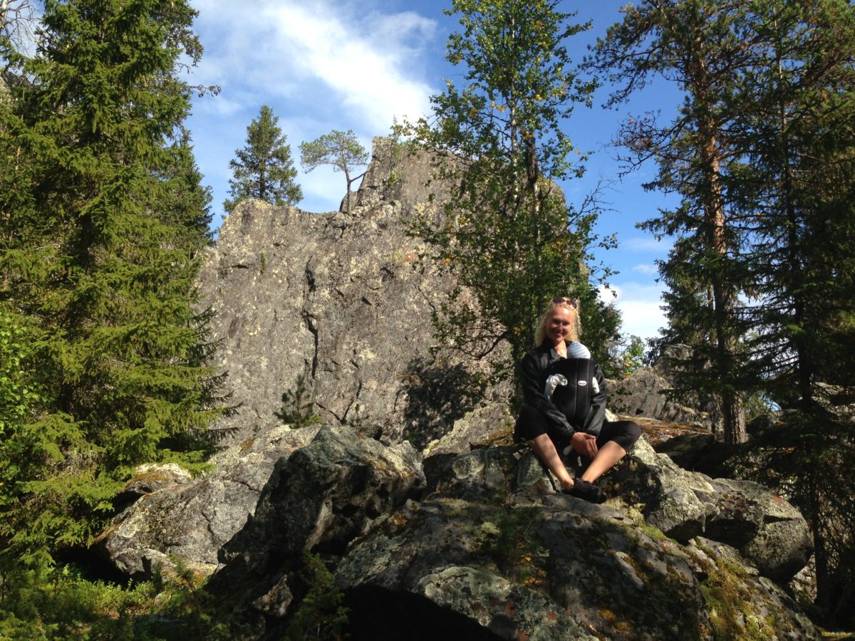 Familjeutflykt nära Umeå: världens största flyttblock och grottor i Botsmark