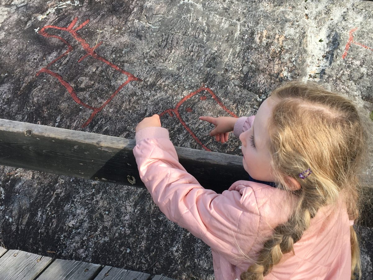 Bra utflykt med barn nära Umeå: Hällristningar vid Stornorrfors